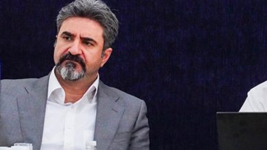 به گزارش تولیدگران کارآفرین: اتفاقات رخ‌داده در مناطق عسلویه و ماهشهر نشان داد که زیرساخت‌های حیاتی صنعت پتروشیمی، به‌ویژه در حوزه پدافند غیرعامل، ایمنی و بهداشت محیط کار (HSE)، همچنان نیازمند بازنگری و تقویت جدی هستند. تمرکز بخش قابل توجهی از خدمات یوتیلیتی، از جمله برق، بخار و آب صنعتی، در چند نقطه محدود نیز بر دامنه این آسیب‌پذیری افزوده است؛ چراکه هرگونه اختلال در این مراکز می‌تواند زنجیره‌ای از توقف‌ها و کاهش ظرفیت‌ها را در مجموعه‌ای از مجتمع‌های تولیدی ایجاد کند.