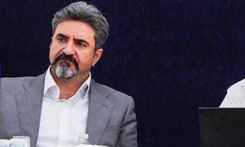 به گزارش تولیدگران کارآفرین: اتفاقات رخ‌داده در مناطق عسلویه و ماهشهر نشان داد که زیرساخت‌های حیاتی صنعت پتروشیمی، به‌ویژه در حوزه پدافند غیرعامل، ایمنی و بهداشت محیط کار (HSE)، همچنان نیازمند بازنگری و تقویت جدی هستند. تمرکز بخش قابل توجهی از خدمات یوتیلیتی، از جمله برق، بخار و آب صنعتی، در چند نقطه محدود نیز بر دامنه این آسیب‌پذیری افزوده است؛ چراکه هرگونه اختلال در این مراکز می‌تواند زنجیره‌ای از توقف‌ها و کاهش ظرفیت‌ها را در مجموعه‌ای از مجتمع‌های تولیدی ایجاد کند.