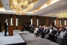 به گزارش تولیدگران کارآفرین به نقل از روابط عمومی گروه سرمایهگذاری اهداف، مهدی عبوری، مدیرعامل گروه سرمایهگذاری اهداف، با بیان اینکه ریاست هند بر بریکس در شرایط مناسبی انجام شده و تقویت تابآوری، نوآوری، همکاری و پایداری، پیام مهمی در حوزه انرژی دارد که میتوان آن را در قالب «انرژی برای همه» دنبال کرد، گفت: تأمین و توسعه انرژی برای همه با سیستمهای جدا از هم محقق نمیشود. بریکس با کمبود ظرفیتهای انرژی روبهرو نیست و در میان اعضای آن، تولیدکنندگان و مصرفکنندگان بزرگ، مراکز جهانی تولید، منابع عظیم سرمایه، توانمندیهای پیشرفته مهندسی و برخی از سریعترین بازارهای در حال رشد جهان حضور دارند.