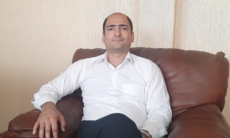 به گزارش تولیدگران کارآفرین، حمید شهبازیان، مخترع و مبتکر این سیستم در گفت‌وگویی درباره جزییات این سیستم با اشاره به سابقه فعالیت خود درباره انرژی‌های تجدیدپذیر اظهار داشت: بیش از یک دهه است که درخصوص انرژی‌های تجدیدپذیر، کارهای تحقیقاتی زیادی انجام می‌دهم که یکی از آنها ثبت اختراع «سامانه رانش کشتی‌های غول پیکر» است که می‌تواند جایگزین موتورهای دیزلی و اتمی در کشتی‌های پهن پیکر شود و با دریافت انرژی از امواج دریا، سوخت مورد نیاز کشتی را تأمین کند و دیگر احتیاجی به سوخت‌های فسیلی با کربن بالا و حتی اتمی نیست.